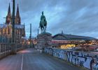 Abendaufnahme vom Reiterstandbild Kaiser Friedrich III mit Blick auf den Kölner Dom und den Hauptbahnhof