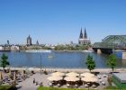 Blick über den Rhein auf Gross St. Martin und den Kölner Dom, rechts die Hohenzollernbrücke