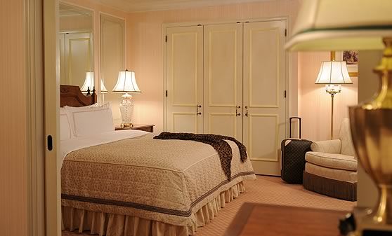 The Regent Berlin - Executive Suite Bedroom - Copyright © by 