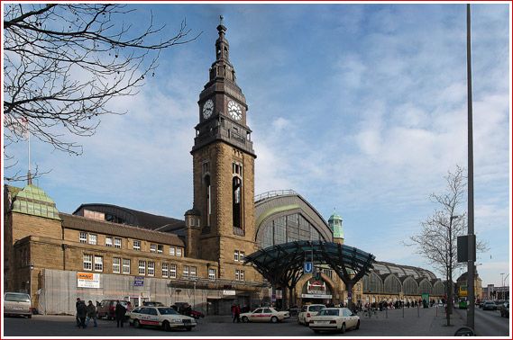 Hauptbahnhof Apotheke Wandelhalle - Copyright © by 