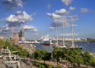 Blick auf den Hafen und die Museumsschiffe