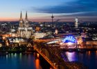 Nachtaufnahme über die Hohenzollernbrücke auf den Kölner Dom