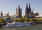 Blick über den Rhein auf Gross St. Martin und den Kölner Dom