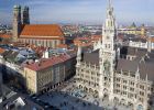 Marienplatz mit Neuem Rathaus (rechts vorne) und Frauenkirche (links hinten)