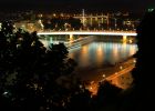 Nachtaufnahme über die Donau auf die Stadt