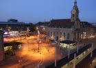 Bahnhof und Heilig-Geist-Kirche bei Nacht